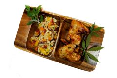 Pieczone skrzydełka kurczaka w marynacie słodko-pikantnej  z brązowym ryżem i warzywami podsmażanymi na maśle konopnym.